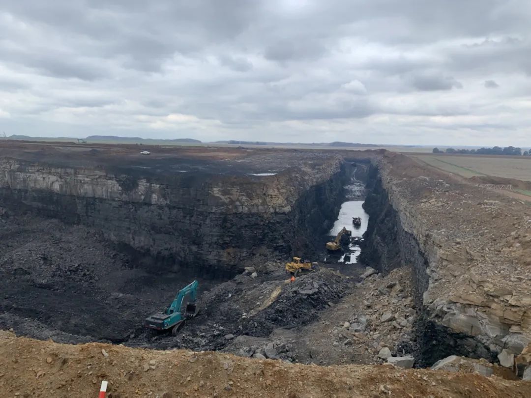 挑战矿山难题！J9集团智能95吨级矿用挖掘机成功进入非洲市场