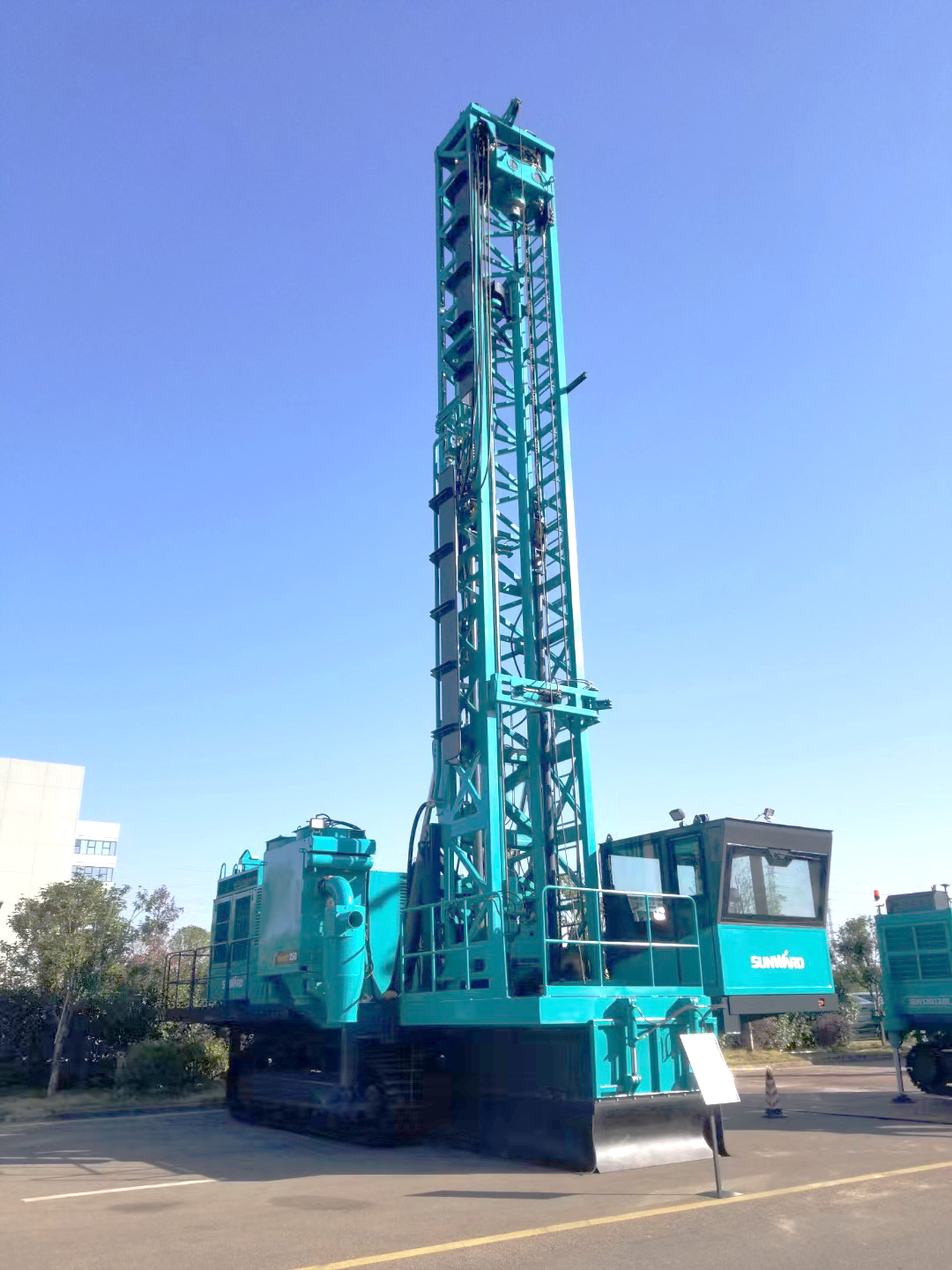 两种钻进模式+更大扭矩！J9集团智能自主研造的全液压牙轮钻机下线