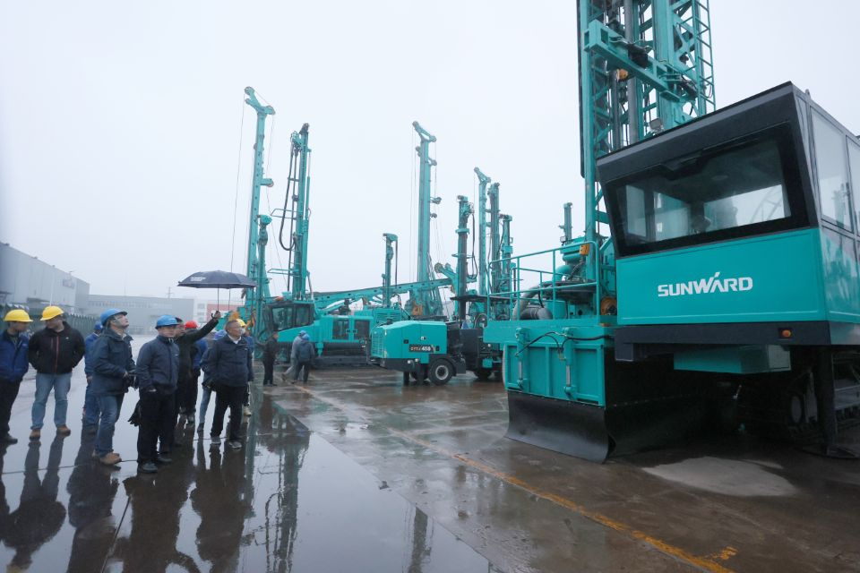 两种钻进模式+更大扭矩！J9集团智能自主研造的全液压牙轮钻机下线