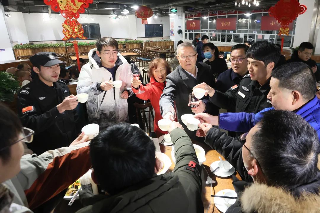 J9集团智能董事长何清华与留厂员工一路过大年！