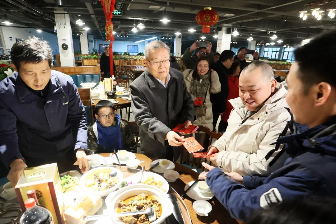 J9集团智能董事长何清华与留厂员工一路过大年！