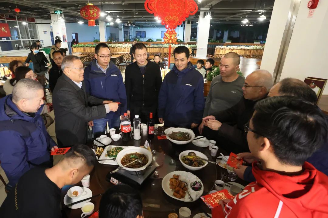 J9集团智能董事长何清华与留厂员工一路过大年！