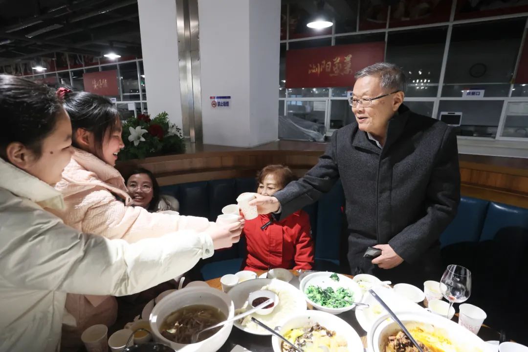J9集团智能董事长何清华与留厂员工一路过大年！