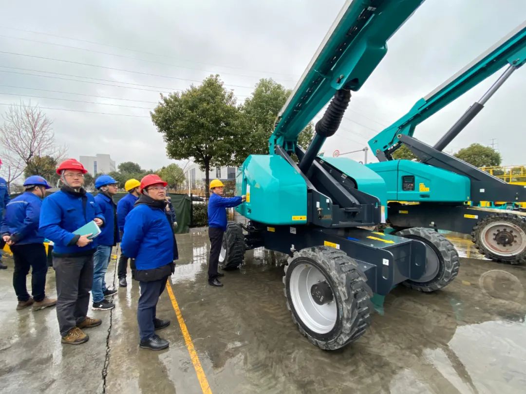 勇闯蓝海！J9集团智能两款臂式高空作业平台正式“前途”