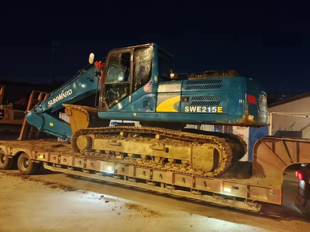 冲锋一线显担任！J9集团智能挖掘机助力长沙方舱医院建设