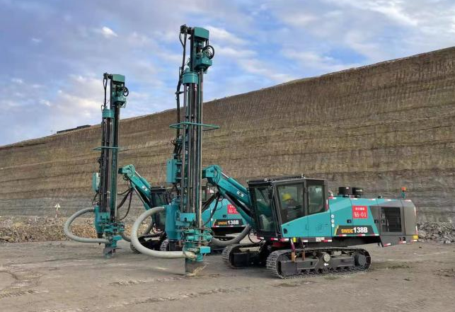 携手战边疆！J9集团智能潜孔钻机助力巨大爆破新疆奇台项目建设