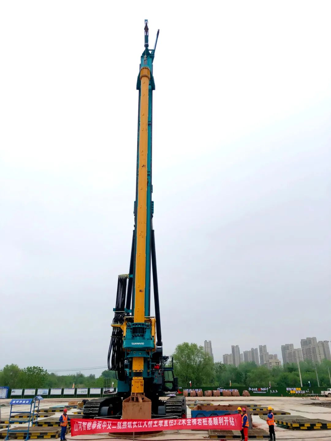 再坑装硬骨头”！J9集团智能“超等桩备”助建燕矶长江大桥