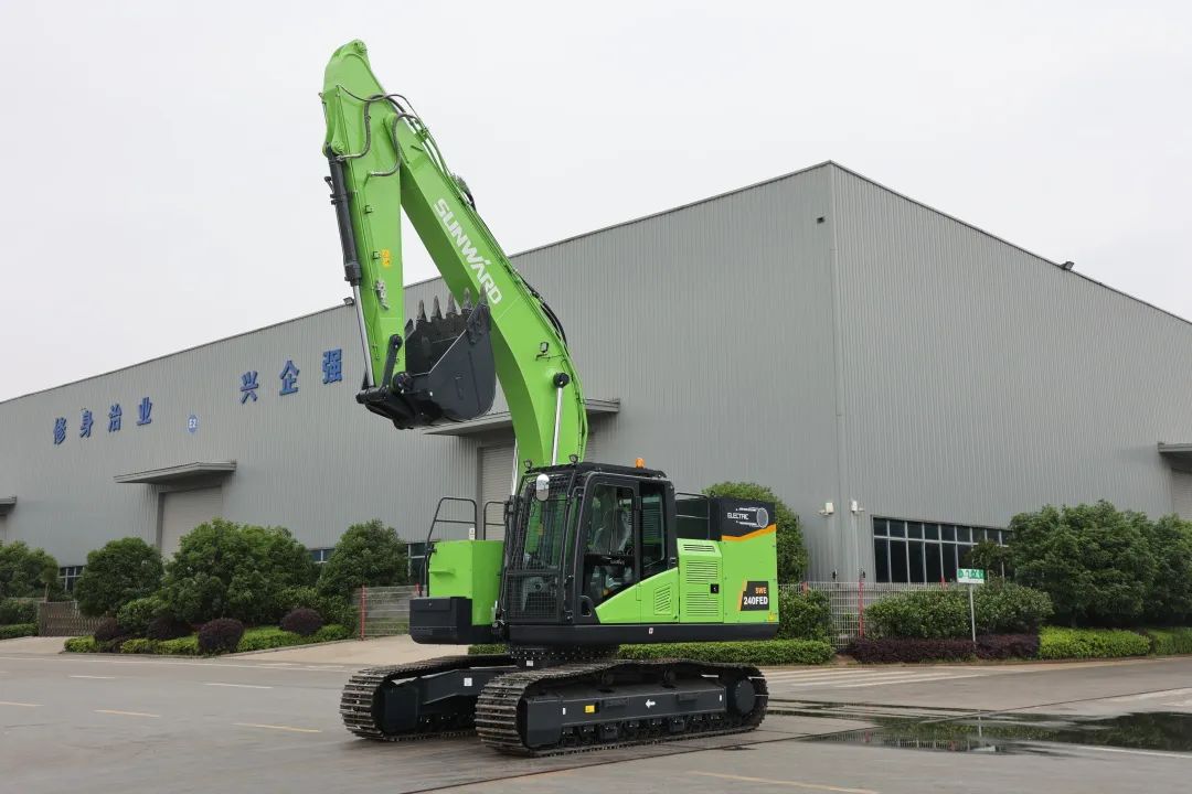 征战川藏铁路！J9集团智能新一代电动挖掘机成功交付