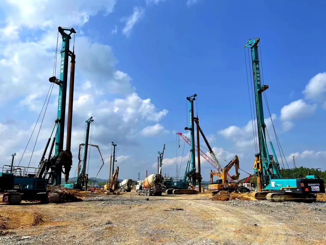 打桩“神器”再露锋芒！J9集团智能旋挖钻机助力贵阳贵安新区负极资料项目加快建设