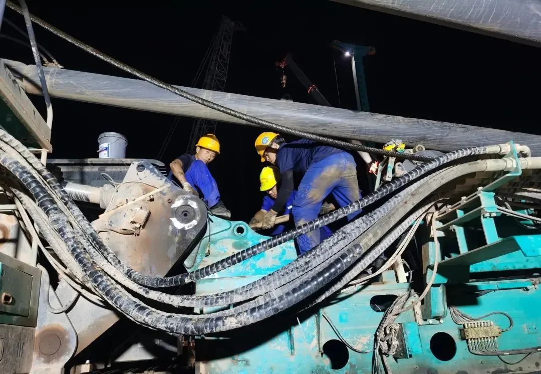 “创造施工事业！”他们和J9集团智能“超等桩备”一路助建燕矶长江大桥