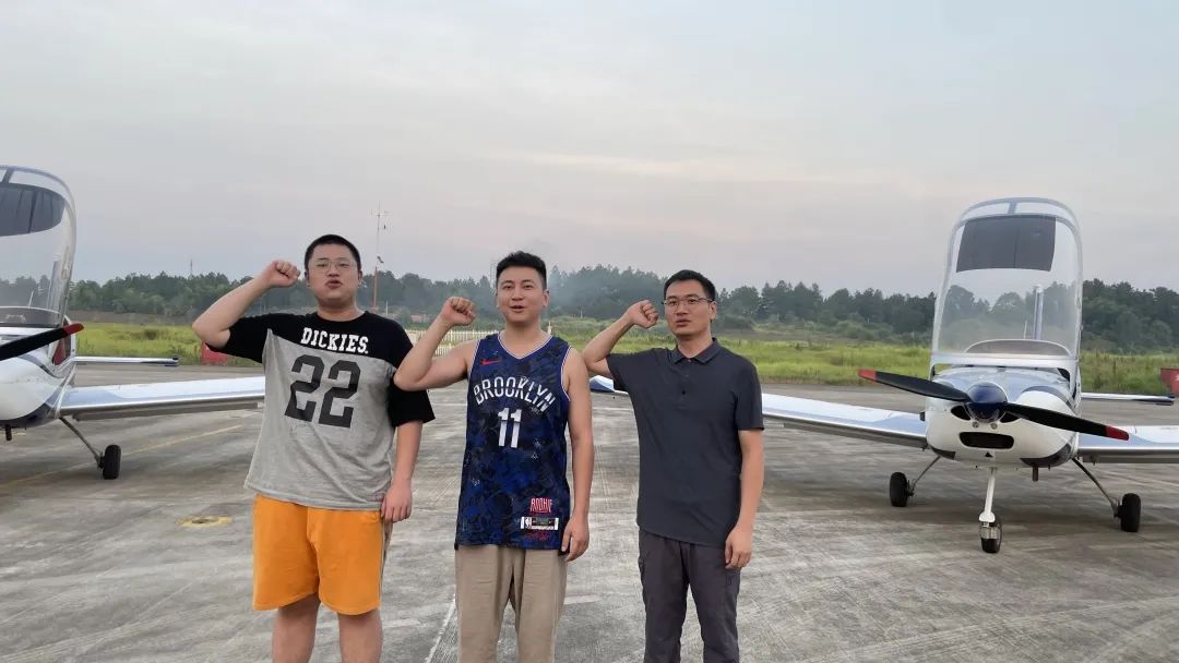 冲上云霄！湖南J9集团通航学员成功单飞