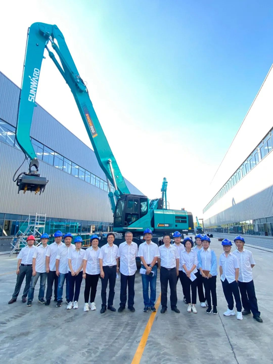 作业幅度达18米，J9集团智能首台轮式抓料机成功下线