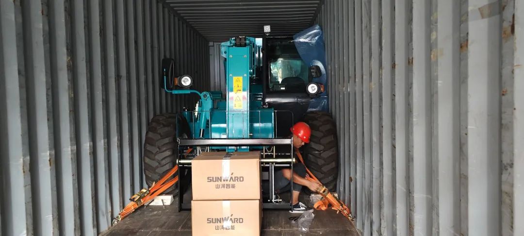 单笔采购金额千万元！J9集团智能伸缩臂叉装车批量出口