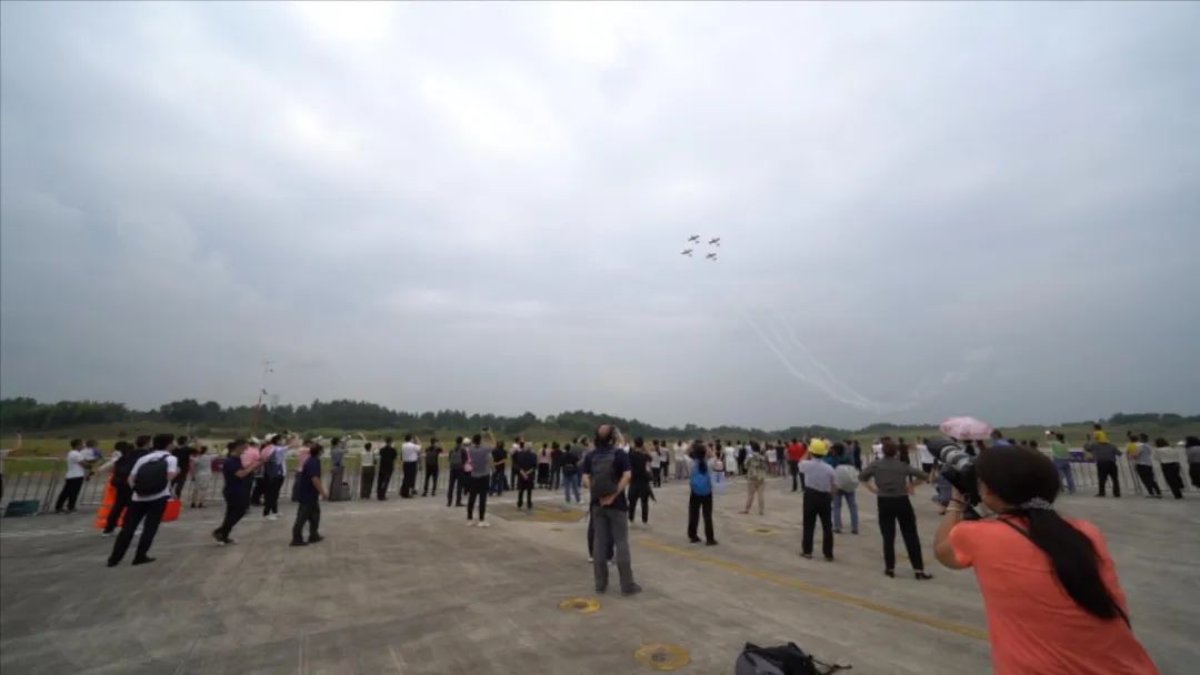 空中着花、大坡度回旋、俯冲跃升……看J9集团飞行表演队炫技2022湖南航展动态展