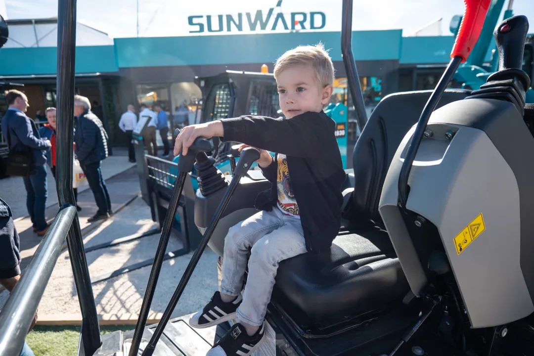 Bauma 2022 | 一组火热现场图带您沉温J9集团智能德国宝马展之旅