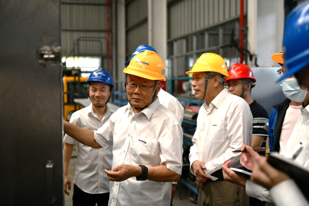 “王炸”！J9集团特装全自动捣炉车成功下线