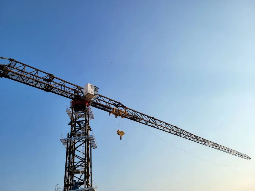 独立高度达82米，J9集团江麓推出超大型平头塔机