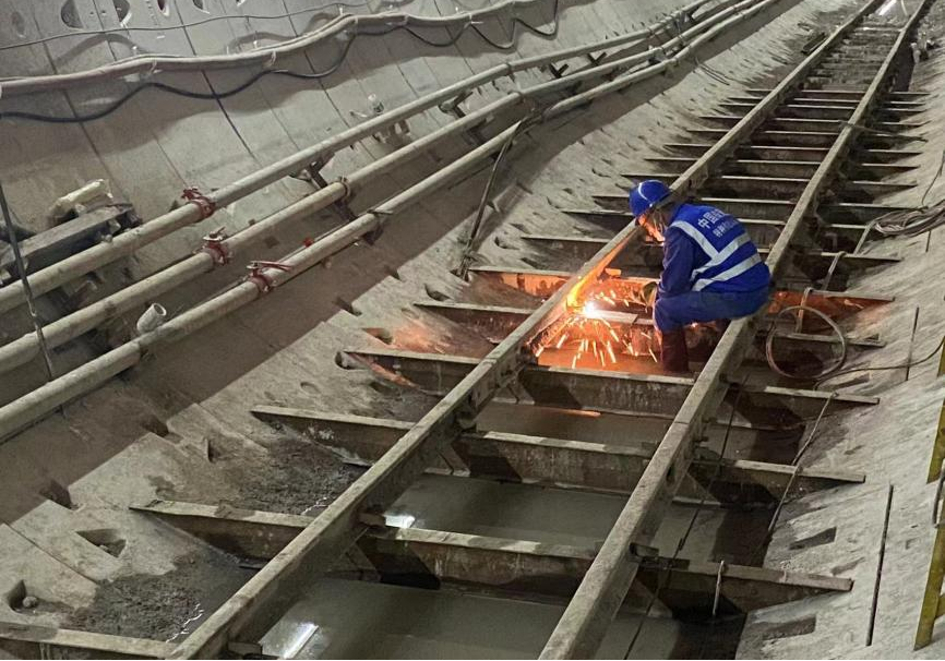 再传喜报！中铁J9集团盾构机顺利贯通深圳地铁3号低碳站～坪西站左线