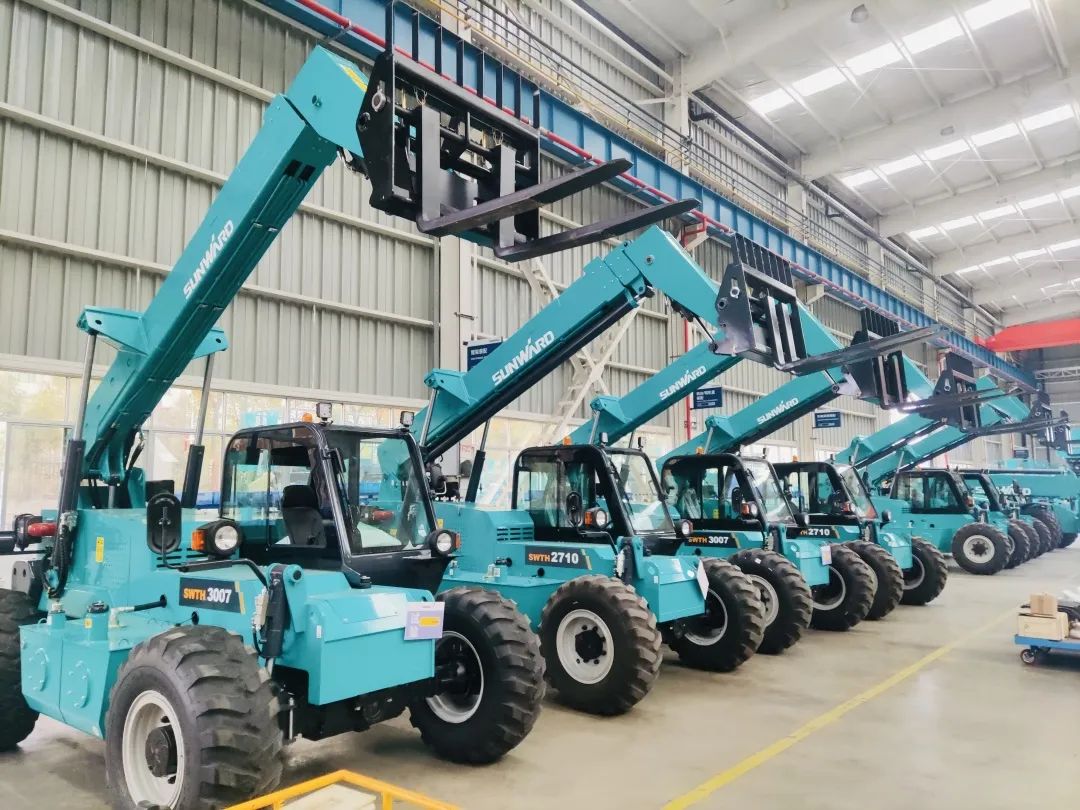 “兔飞猛进”添新品！J9集团智能两款伸缩臂叉装车同时下线