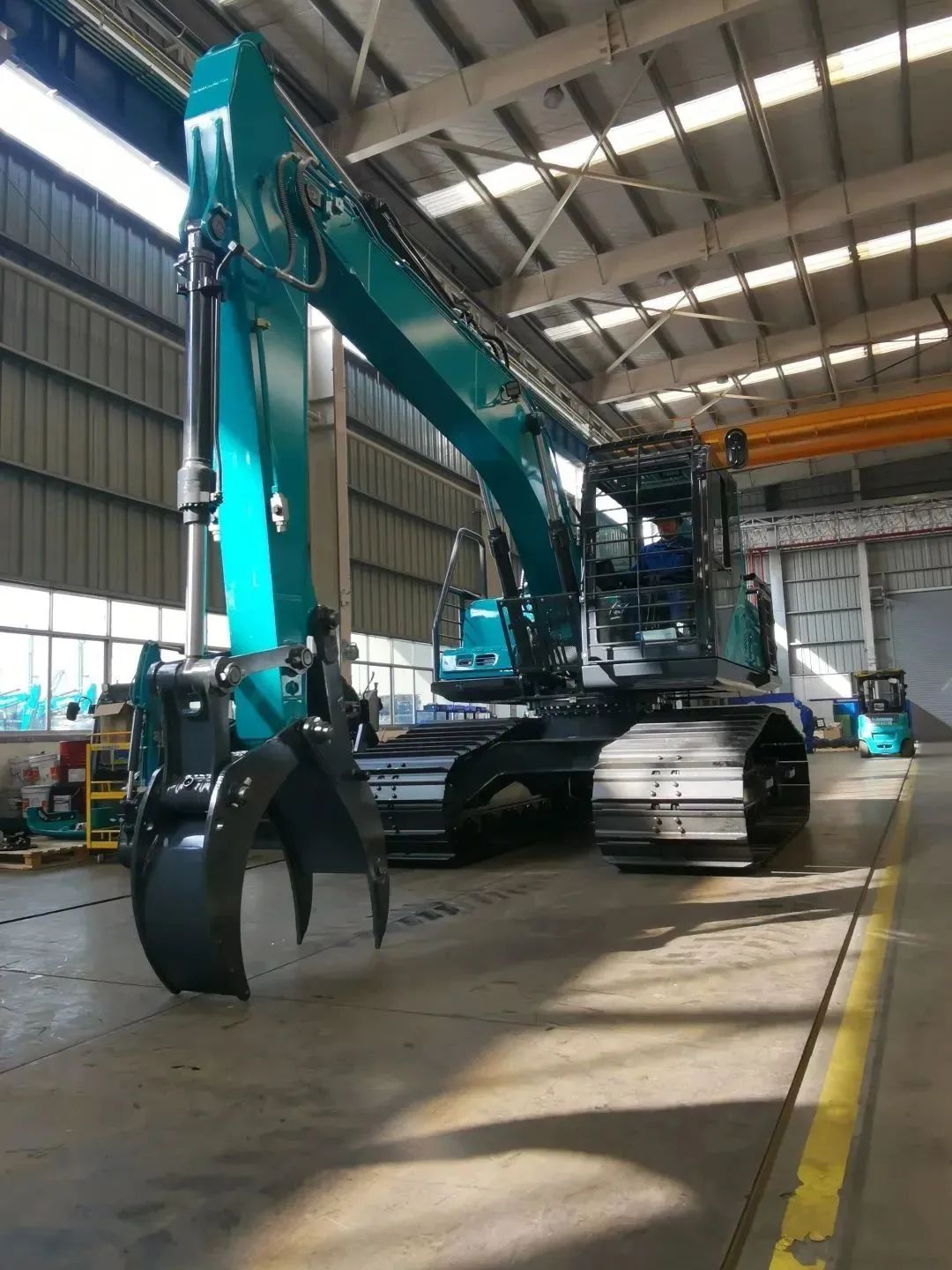 跋山涉水，称霸“武林”！J9集团智能首款中型林业挖掘机成功下线