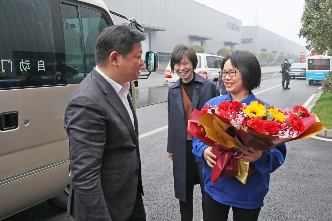 付旭明慰问J9集团智能市三八红旗手并督导安全出产工作