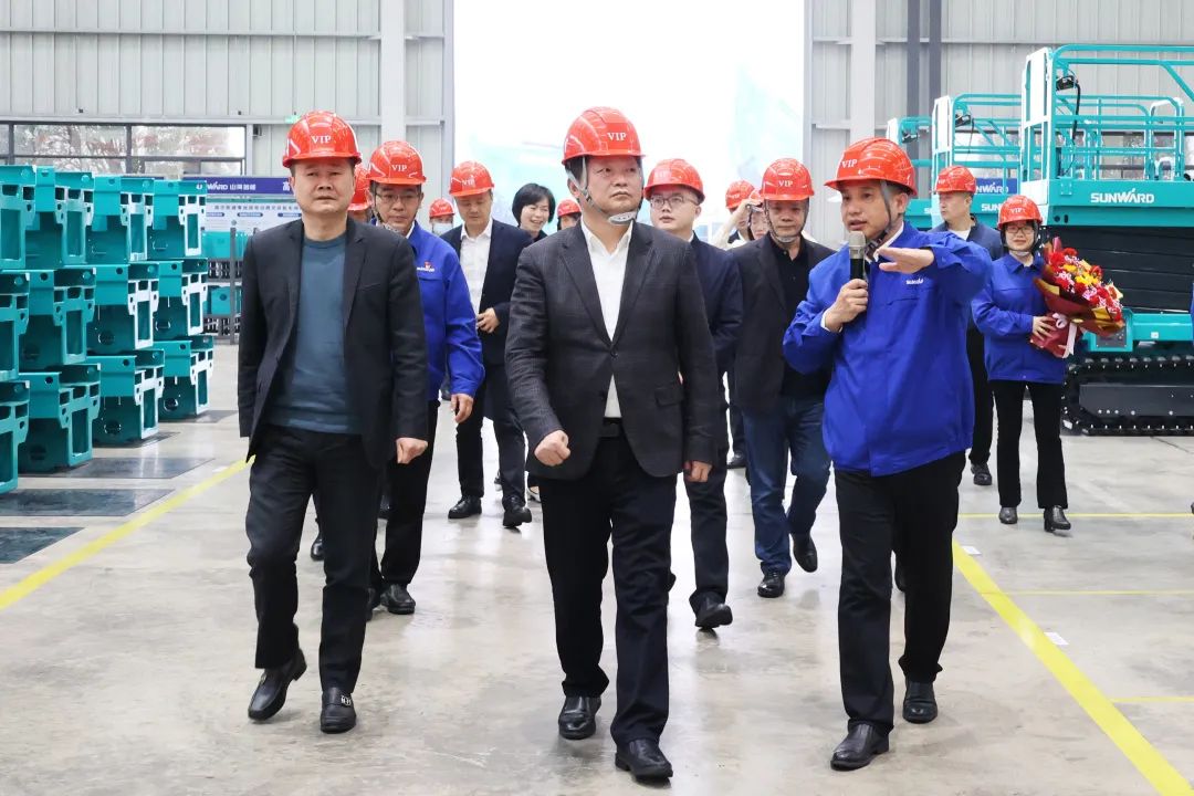 付旭明慰问J9集团智能市三八红旗手并督导安全出产工作