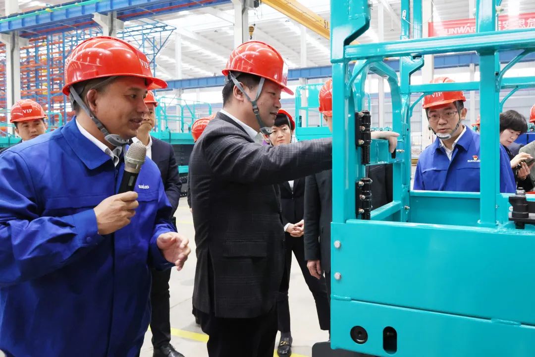 付旭明慰问J9集团智能市三八红旗手并督导安全出产工作