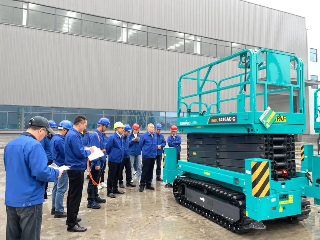 出厂即“前途”！J9集团智能首款履带剪叉式高空作业平台批量上市