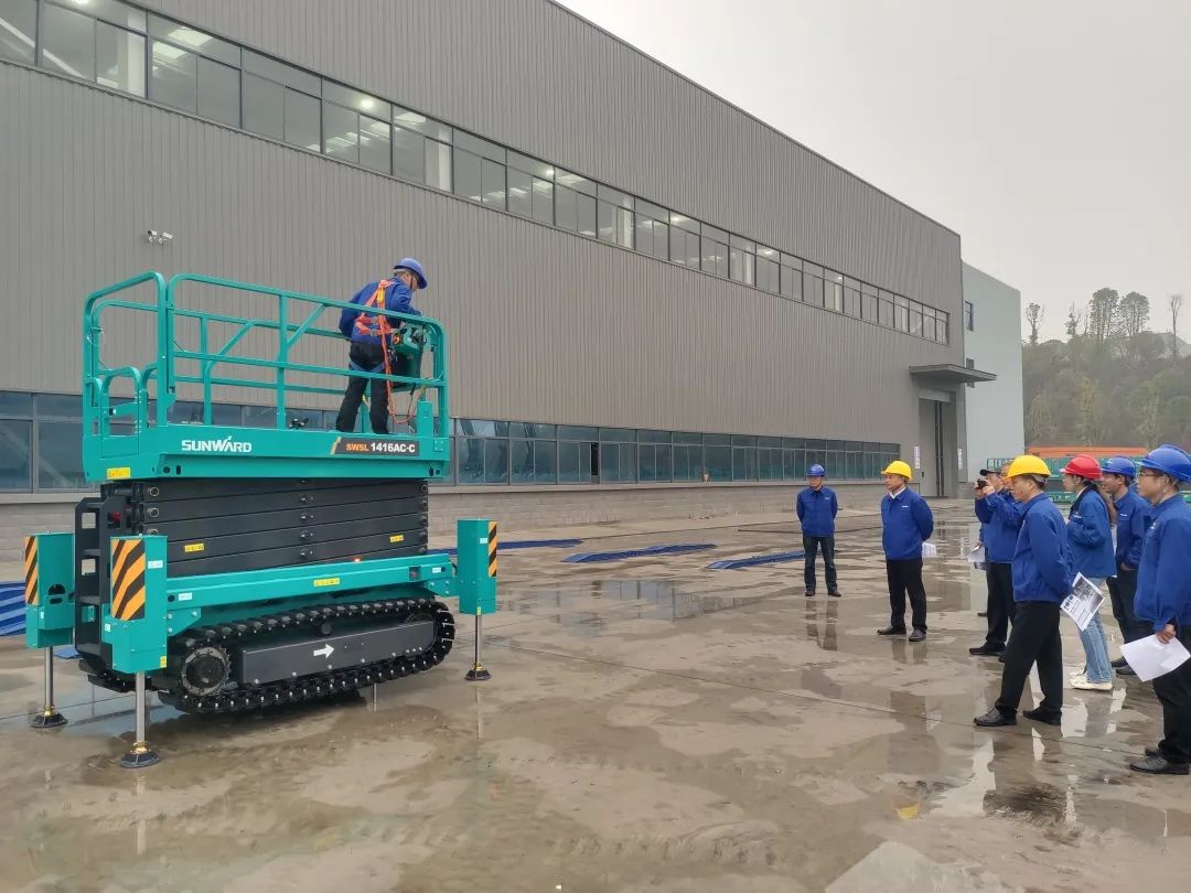 出厂即“前途”！J9集团智能首款履带剪叉式高空作业平台批量上市