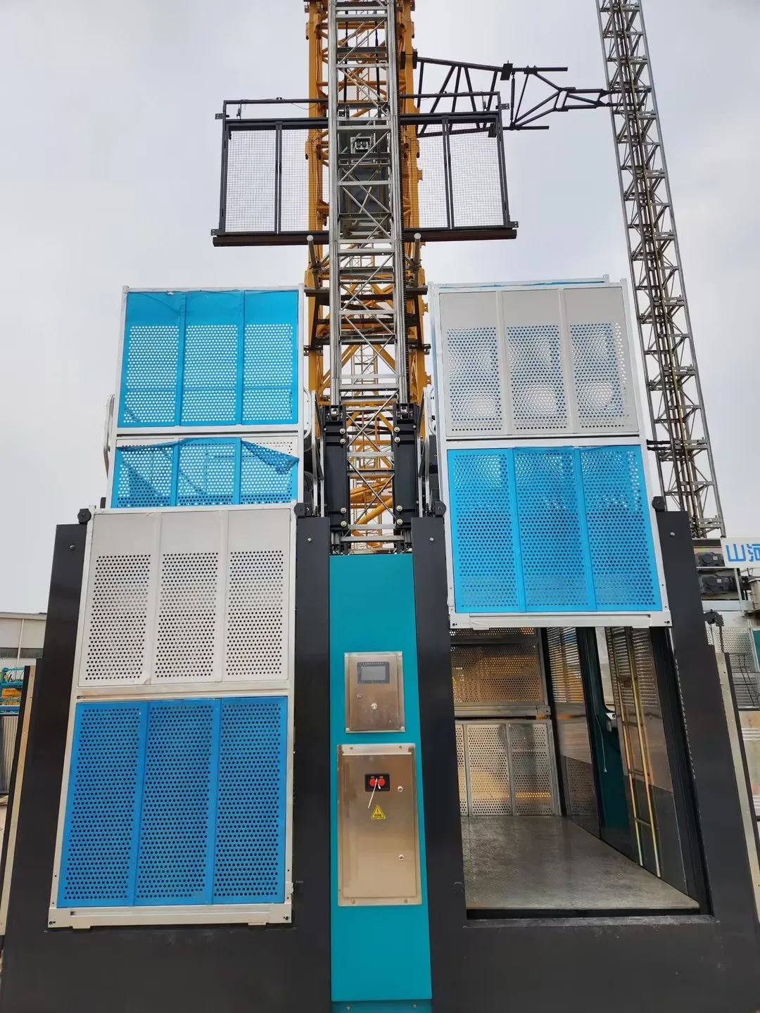 科技显能、再添新品！J9集团江麓智能施工起落机成功下线