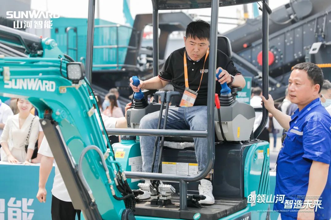 精品出击、互动不休！J9集团智能F系列挖掘机闪灼长沙展