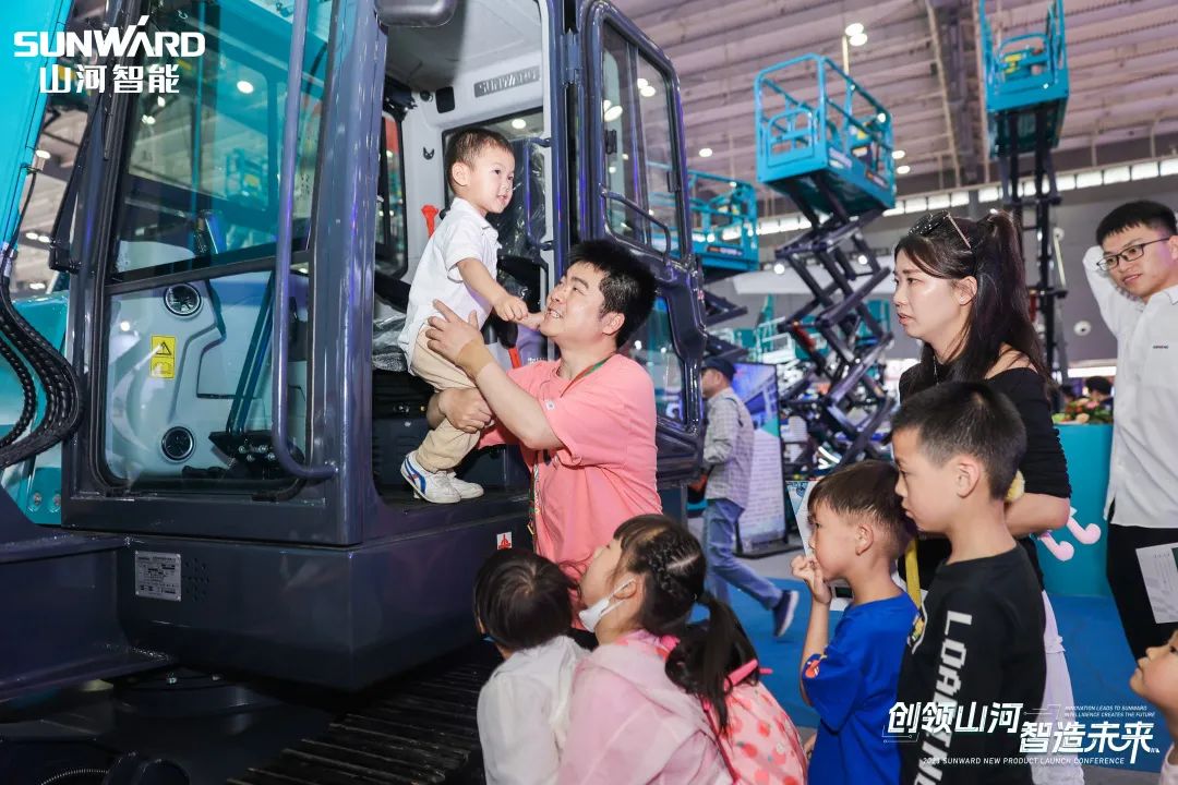 精品出击、互动不休！J9集团智能F系列挖掘机闪灼长沙展