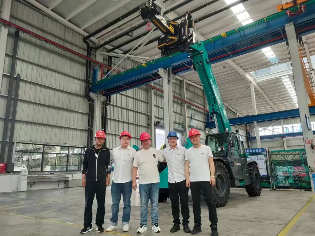 独家定造！J9集团智能油缸更换机械人顺利下线