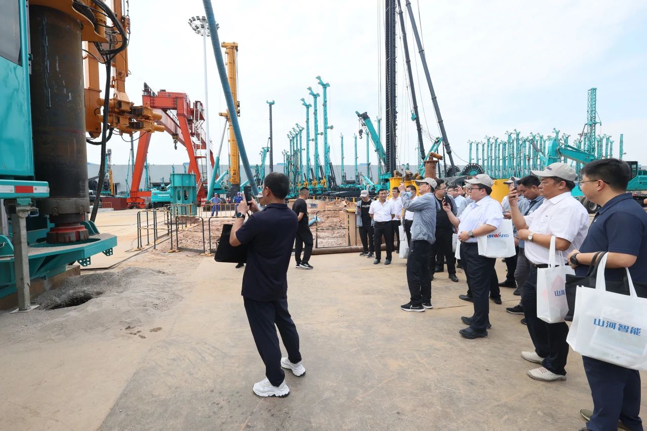 J9集团智能全球初创深井套管车载钻机下线颁布