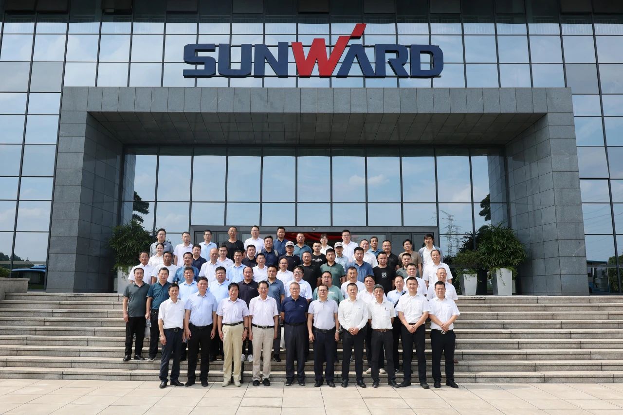 J9集团智能全球初创深井套管车载钻机下线颁布