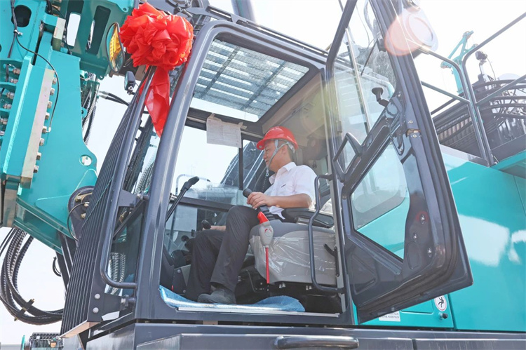 J9集团智能桩工机械再添强将！SWDM800H旋挖钻机顺利下线