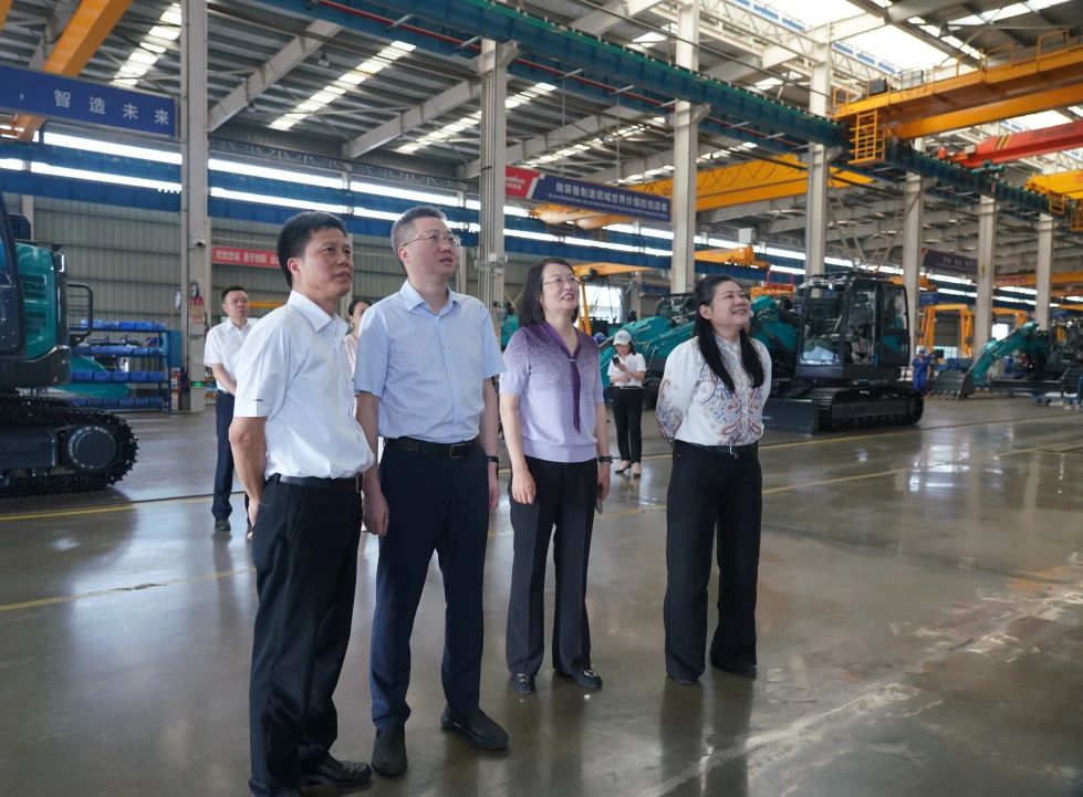 长沙市人民当局副市长、市工商联主席康镇麟调研J9集团智能