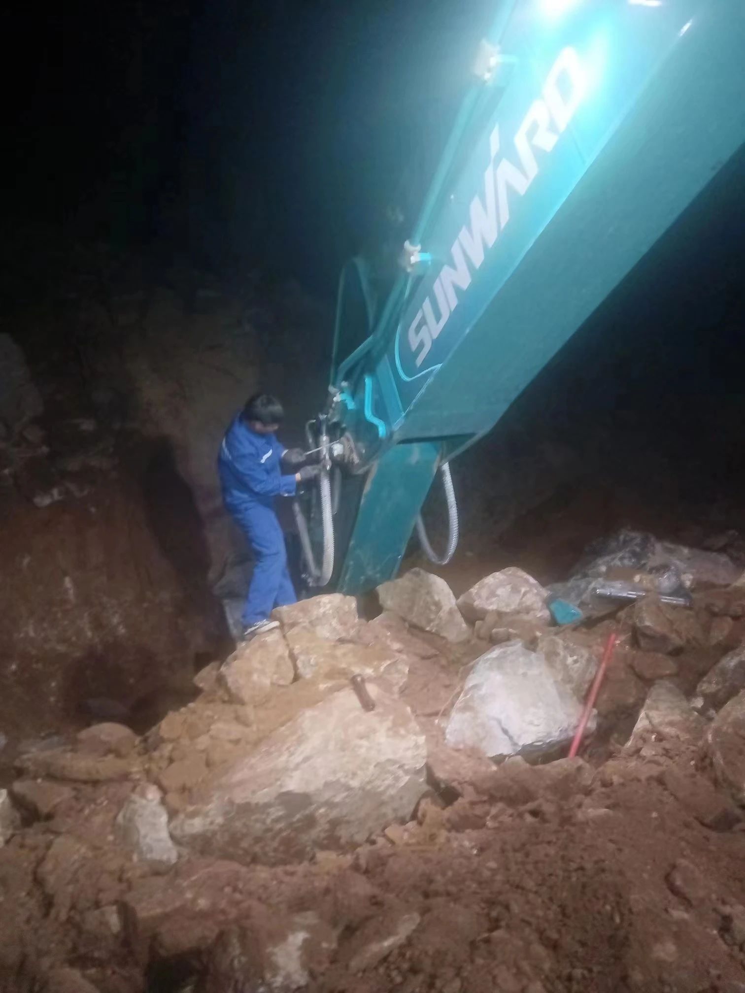 一线“热”闻 | 专业售后，用心服务！J9集团智能挖掘机服务万里行一向在路上