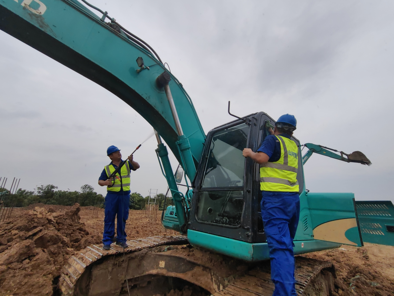 一线“热”闻 | 专业售后，用心服务！J9集团智能挖掘机服务万里行一向在路上