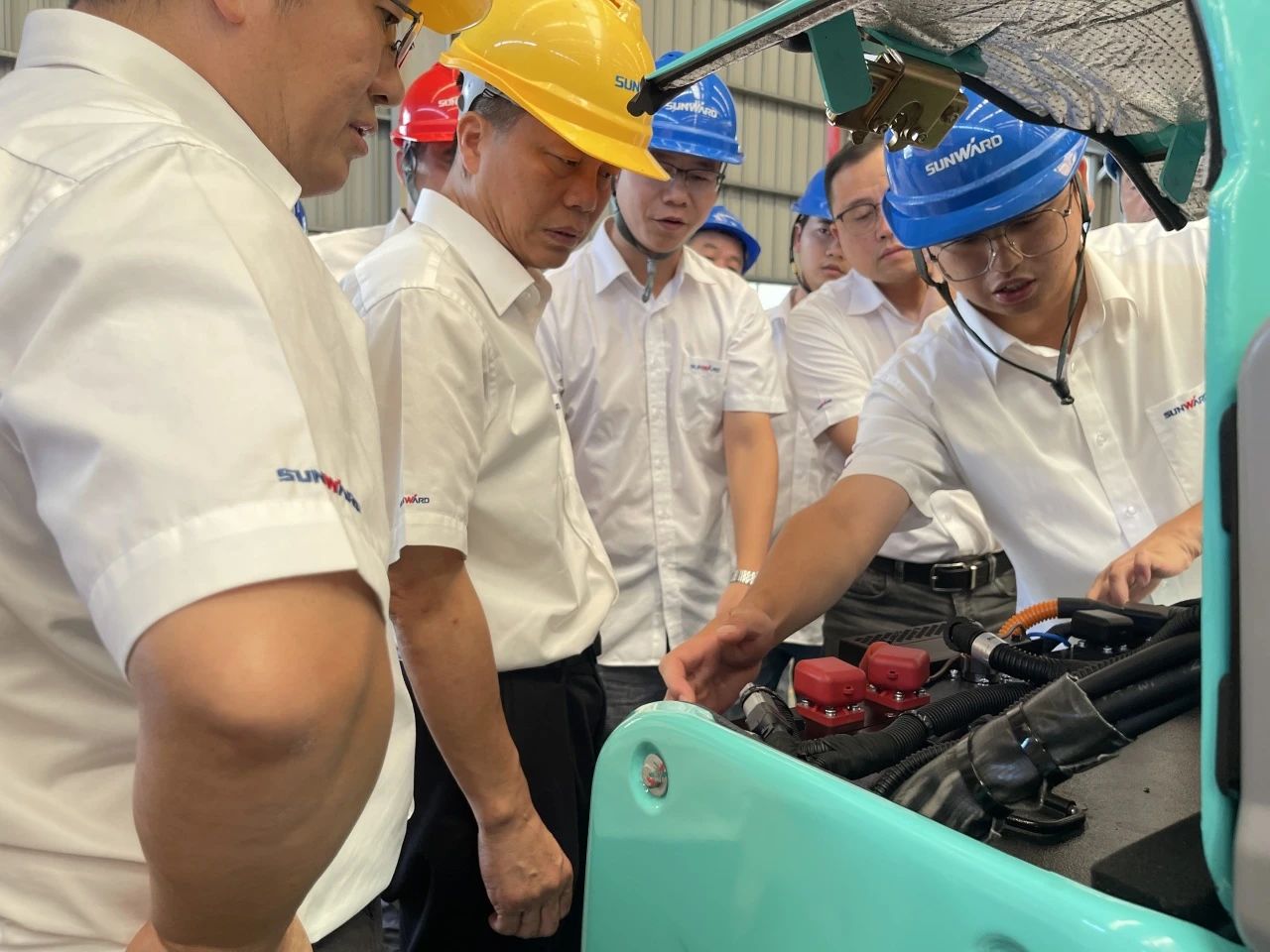 幼身段，大能量！J9集团智能最幼纯电动液压挖掘机成功下线