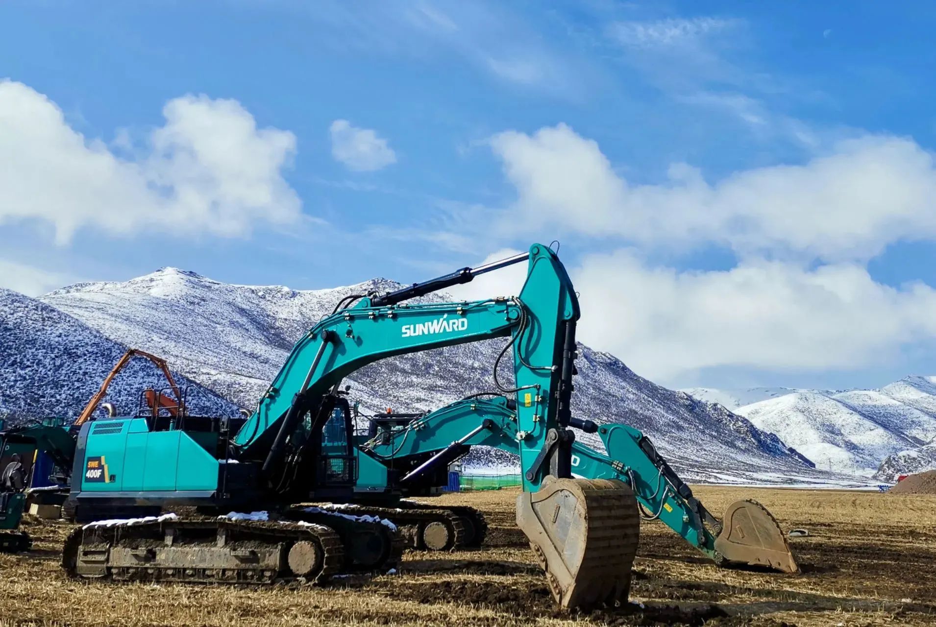 口碑超赞！J9集团智能SWE400F挖掘机荣获工程机械明星产品大奖