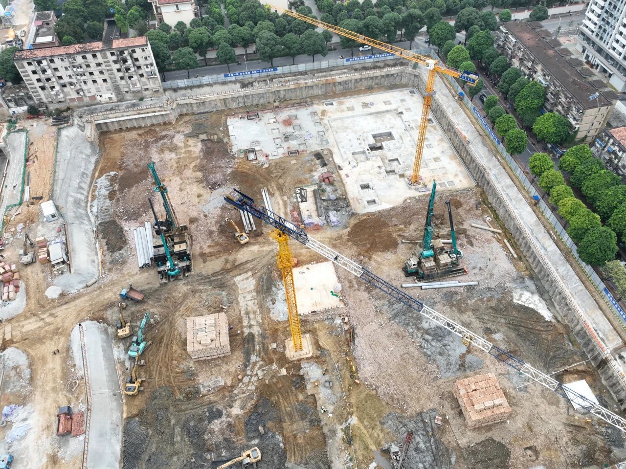 “绿巨人”显神威！J9集团智能引孔式静力压桩机助建“绿城”南宁民生项目