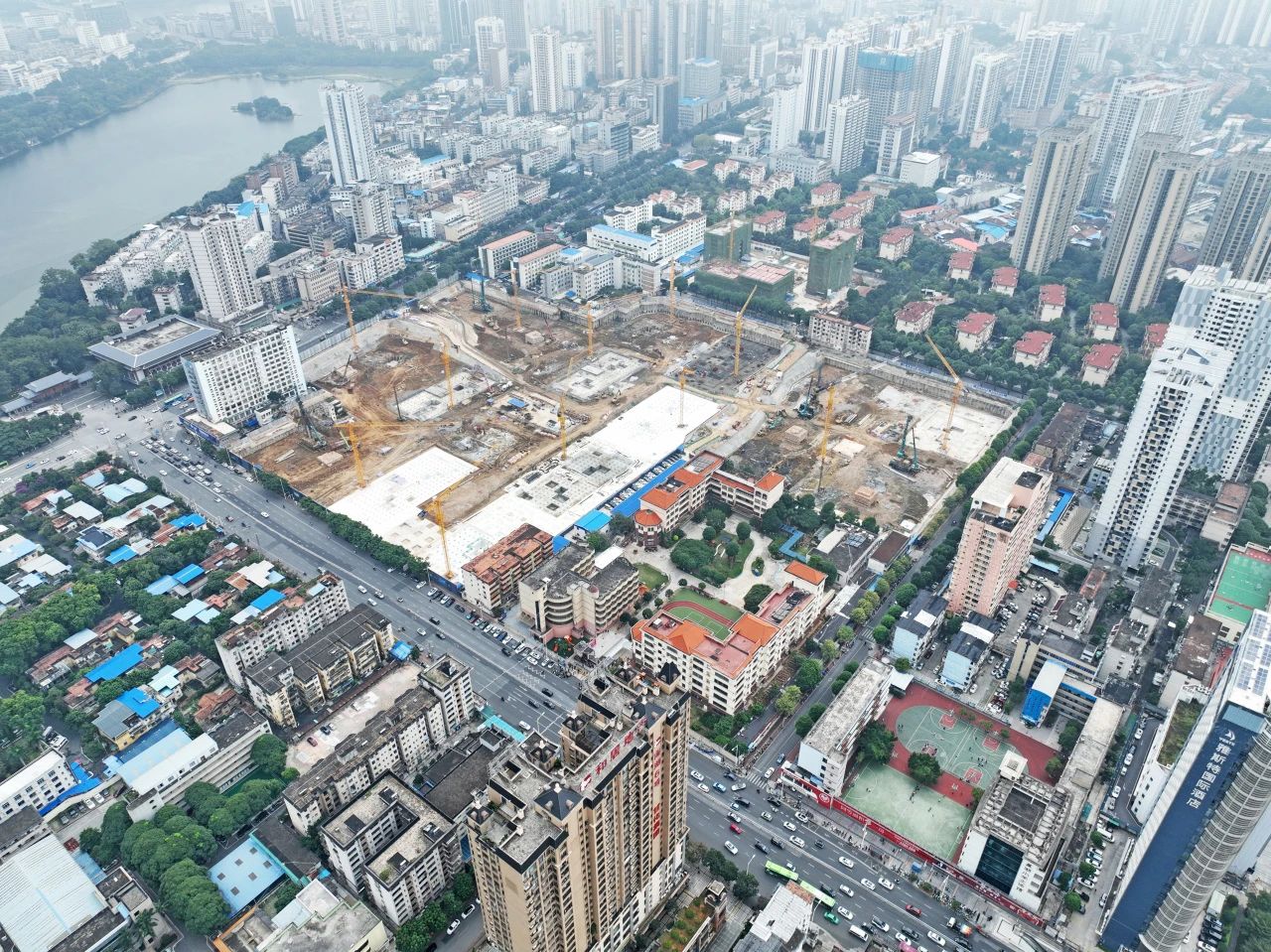 “绿巨人”显神威！J9集团智能引孔式静力压桩机助建“绿城”南宁民生项目