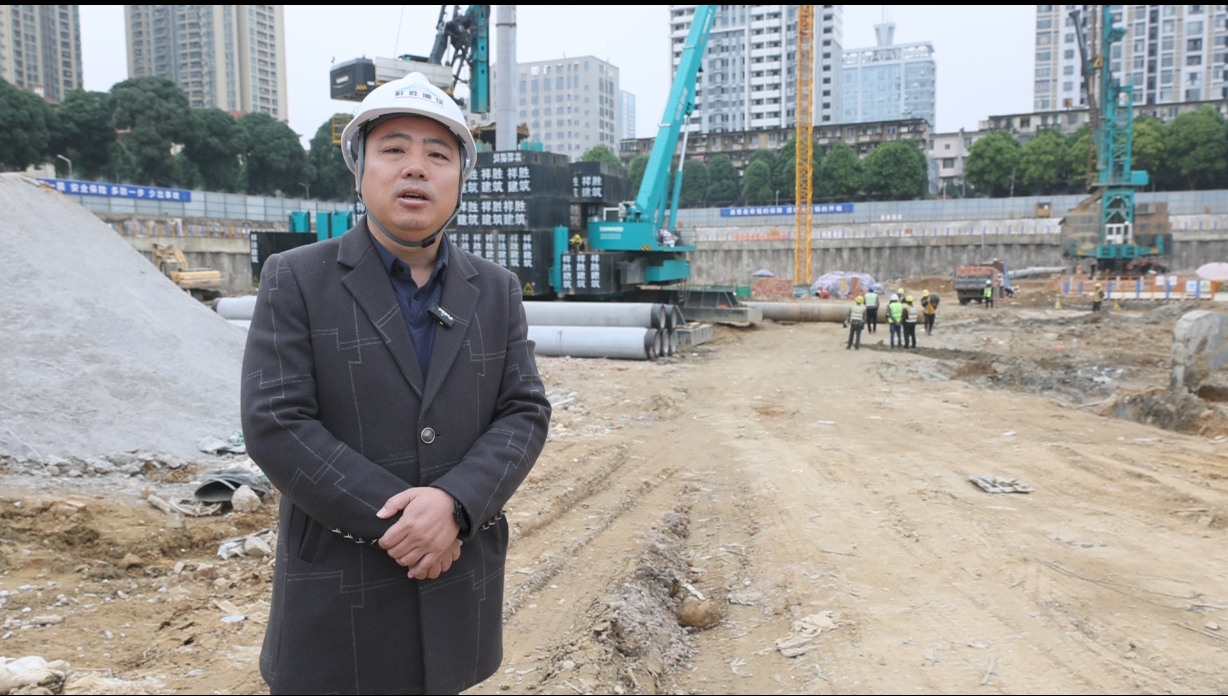 “绿巨人”显神威！J9集团智能引孔式静力压桩机助建“绿城”南宁民生项目