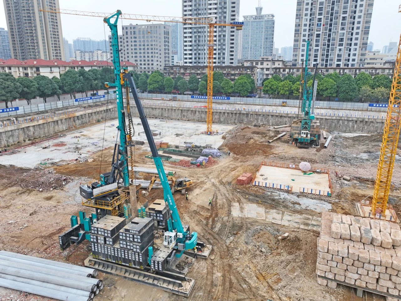 “绿巨人”显神威！J9集团智能引孔式静力压桩机助建“绿城”南宁民生项目