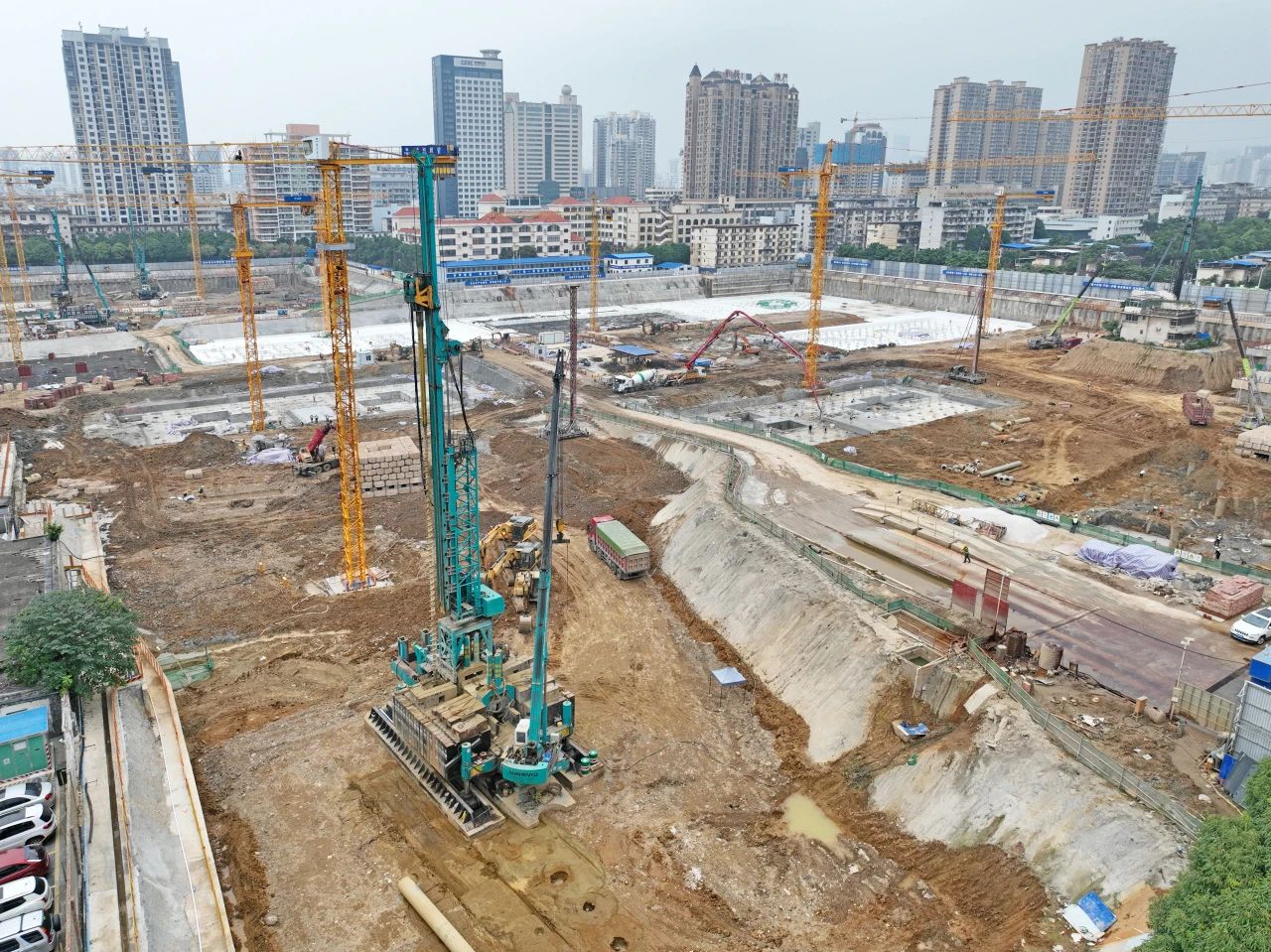 “绿巨人”显神威！J9集团智能引孔式静力压桩机助建“绿城”南宁民生项目