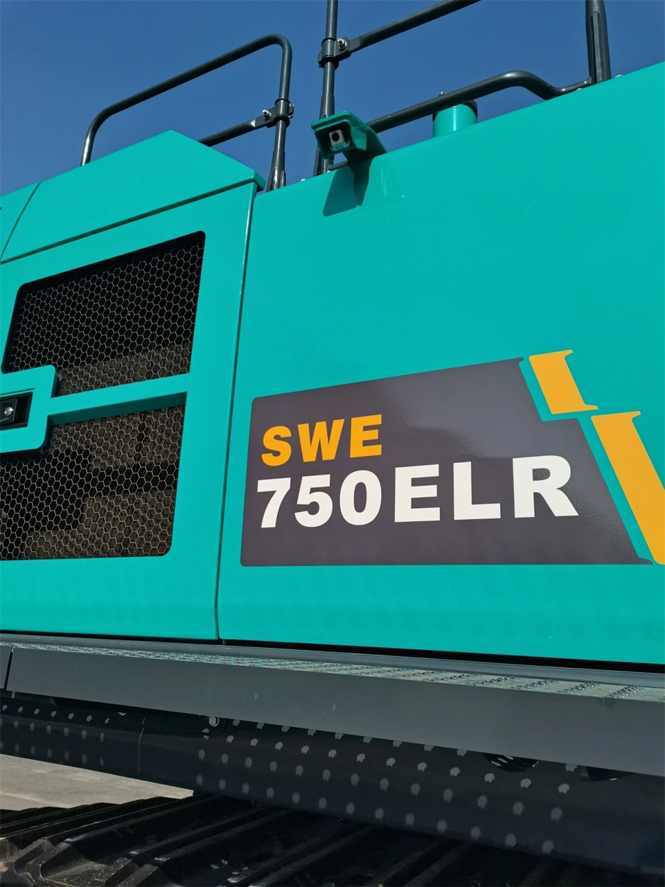 定造开发、职能更强！J9集团智能SWE750ELR加长臂液压挖掘机下线交付