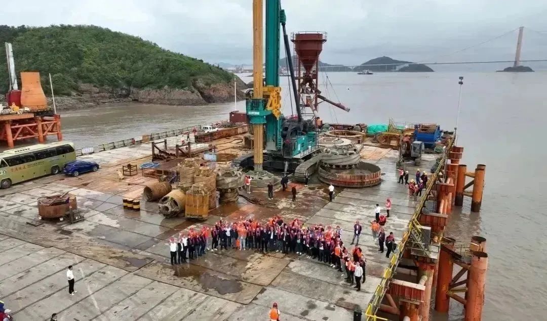 全面得胜！J9集团智能超等旋挖钻机圆满实现甬舟铁路西堠门公铁两用大桥桩基施工工作