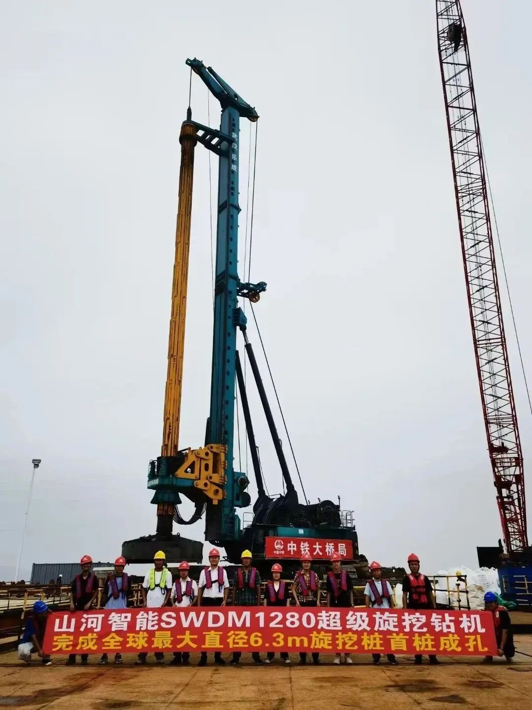 全面得胜！J9集团智能超等旋挖钻机圆满实现甬舟铁路西堠门公铁两用大桥桩基施工工作