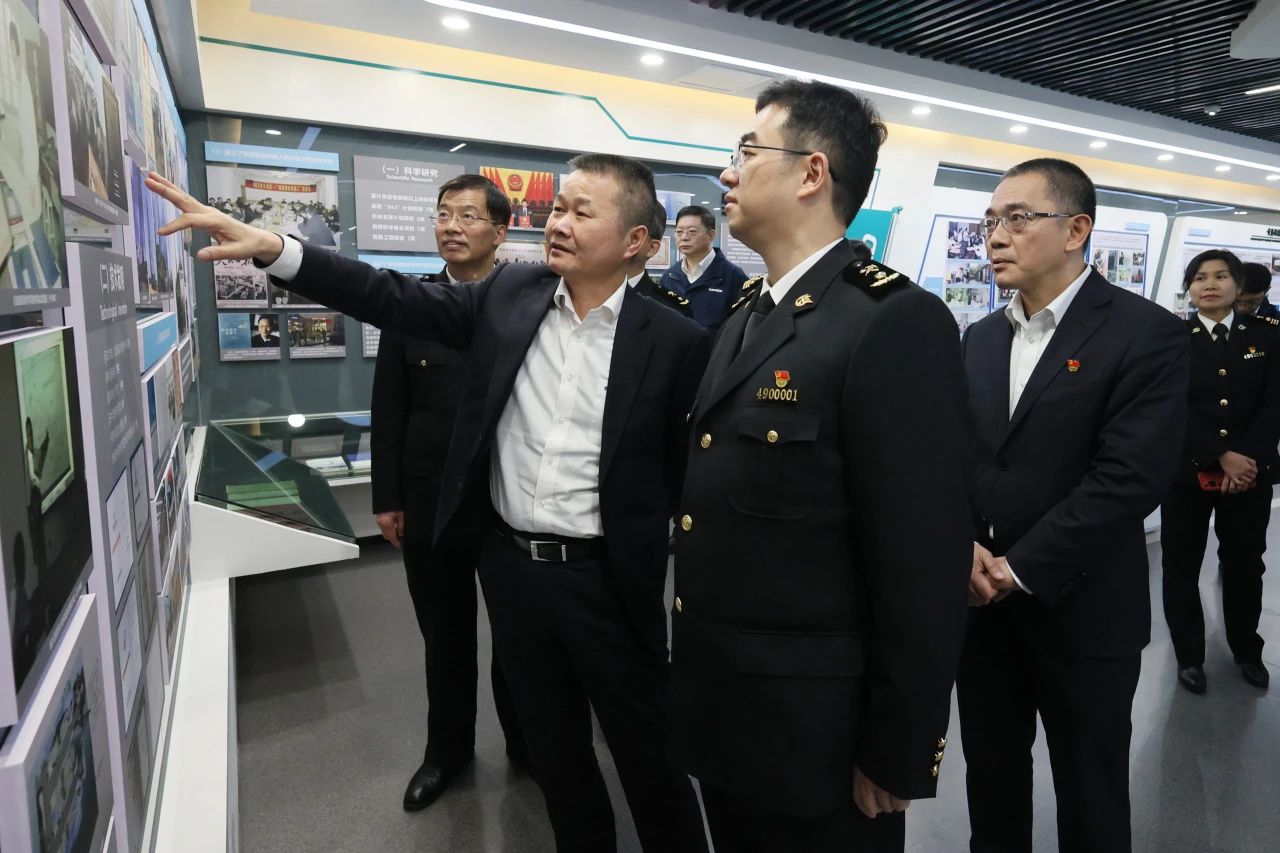 长沙海关党委书记、关长沈大为调研J9集团智能